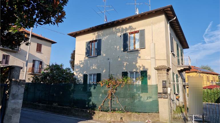 Bilocale a Fino Mornasco con giardino