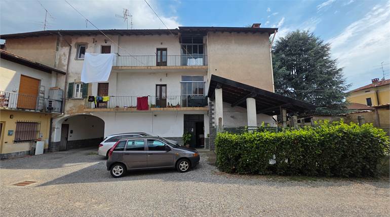 Porzione di Casa a Fenegrò con giardino
